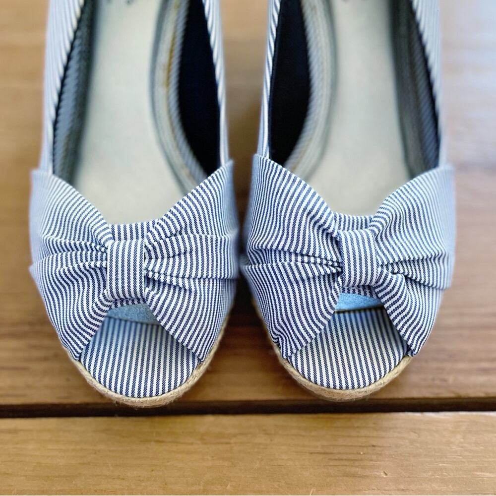 Life Stride Blue & White Striped Seersucker Wedges Size 5.5 EUC - Picture 4 of 13